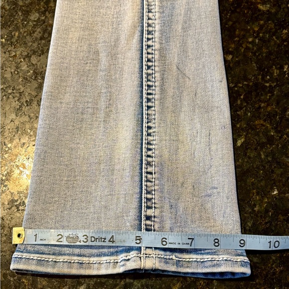 ⭐️Fire & Rain Y2K Style Light Wash Back Pockets Cross Rhinestone Accents Jeans⭐️ - Picture 9 of 9